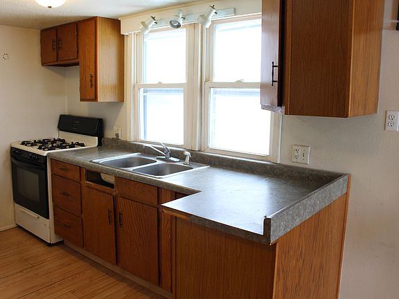 3rd image of 725 E 7th St
