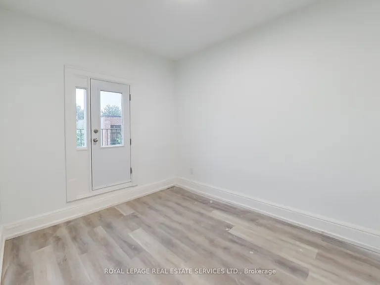 218 Montrose Ave — Photo 22