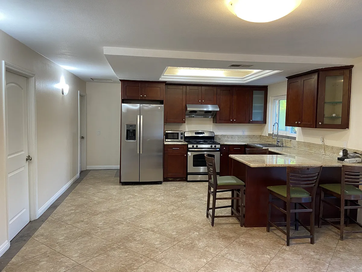 Building Photo - 1502 N Hilltop Dr