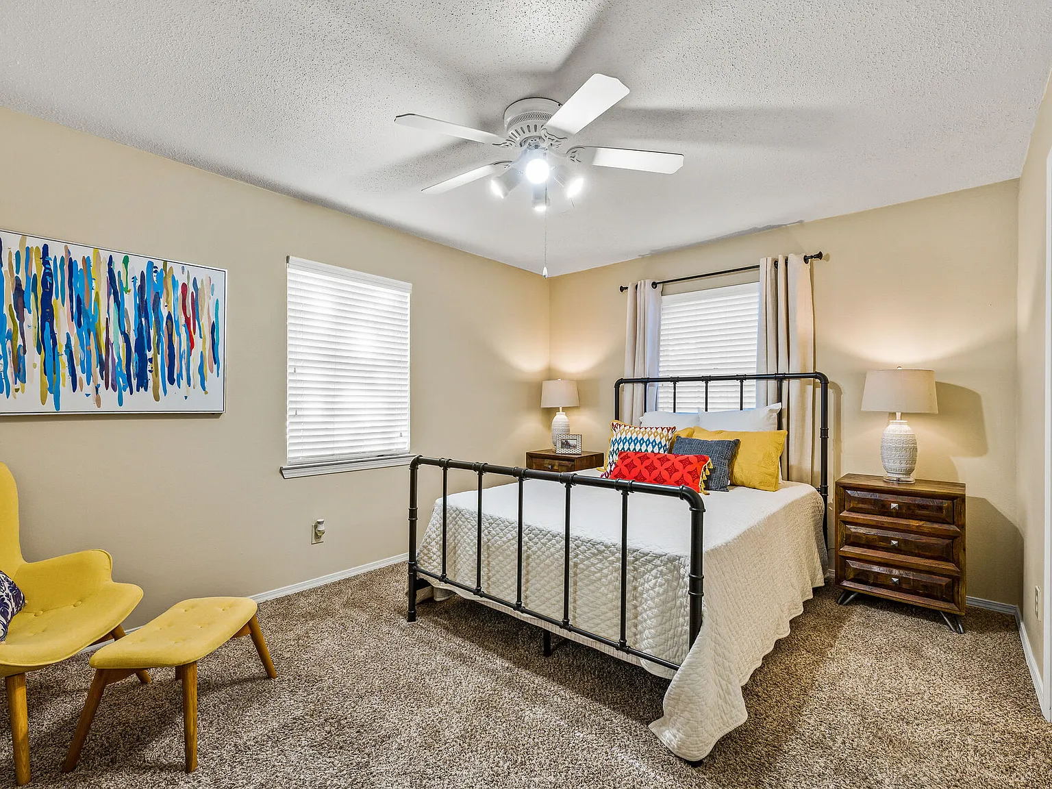 Colonial Plaza Apartments — Photo 4