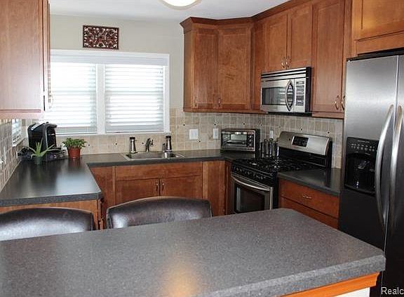 2nd image of 2451 Maplewood Ave