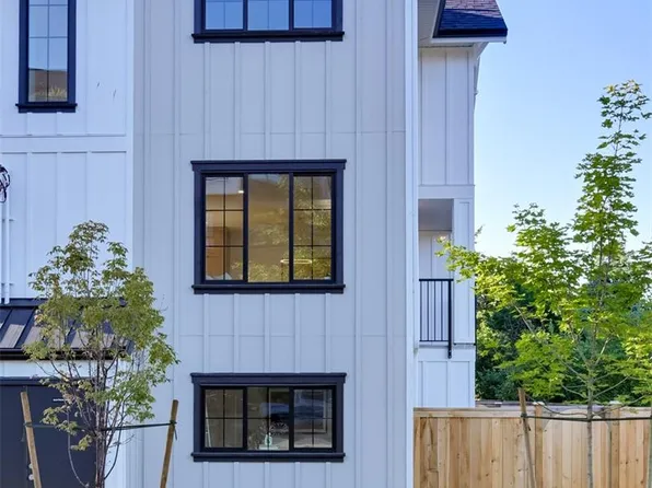 2268 Bowker Ave #1, Oak Bay, BC V8R 2E4