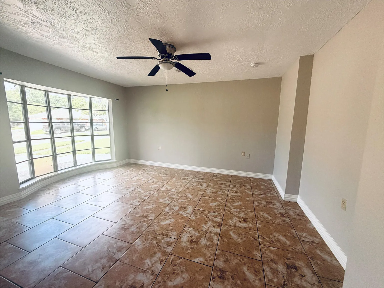 3 bed, 1.5 bath, 1379 sqft, $1,750 — Photo 3
