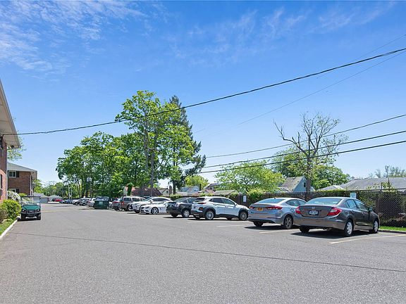 3rd image of 52 Edmunton Dr APT B16