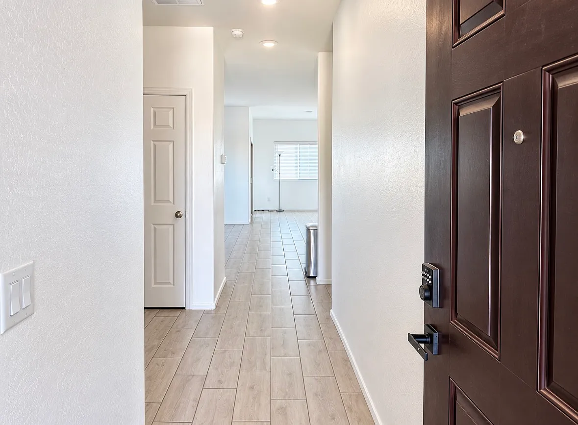 3 bed, 1350 sqft, $2,100 — Photo 3