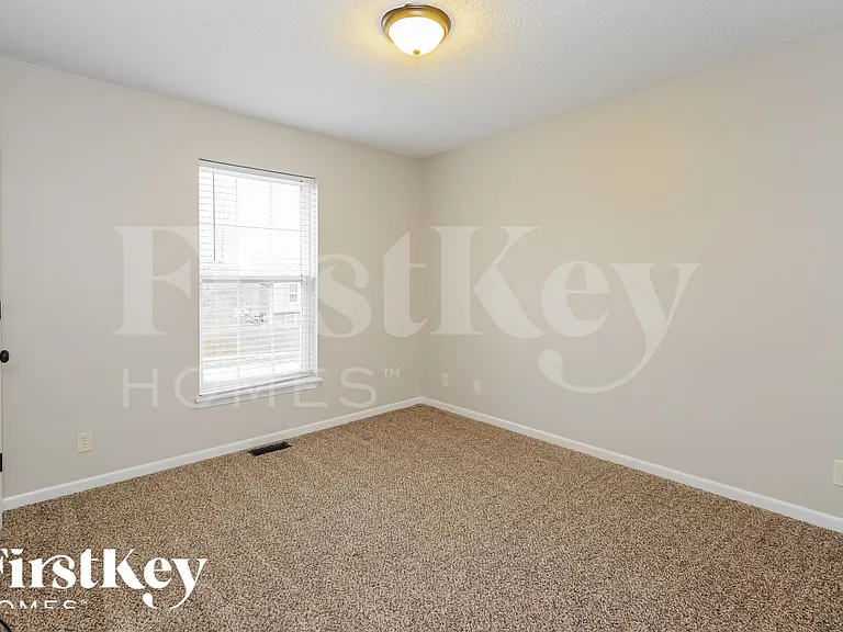 808 E 15th St — Photo 11