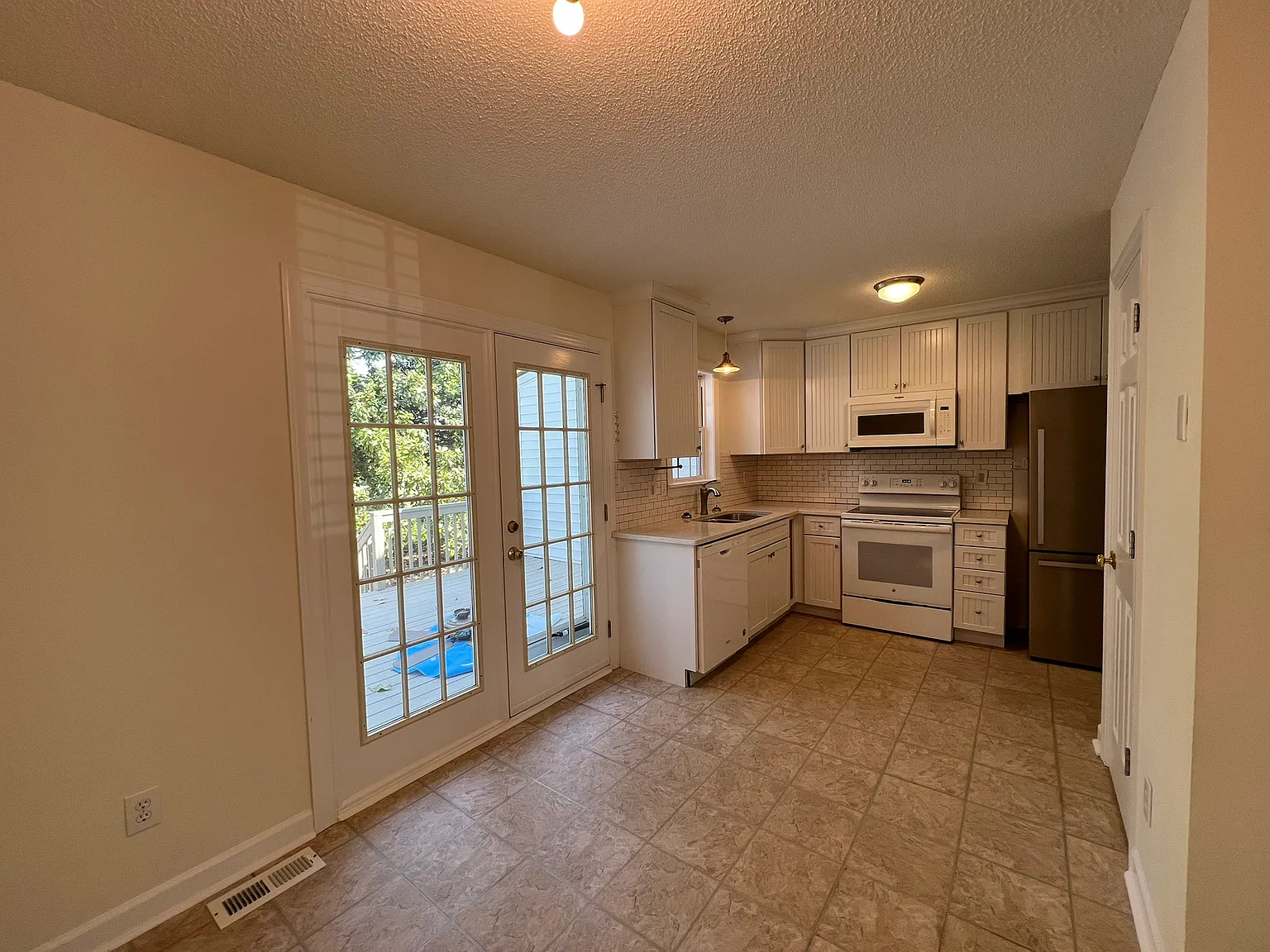2 bed, 2.5 bath, 989 sqft, $1,700 — Photo 3