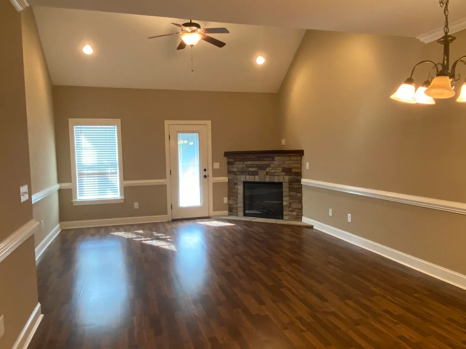 3 bed, 3.0 bath, 1923 sqft, $1,850 — Photo 2