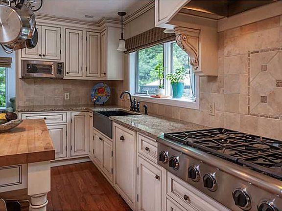 3rd image of 110 Lynn Cir