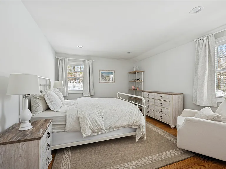 4 Stuart Ct — Photo 13