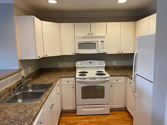 3rd image of 1725 Harvey Mitchell Pkwy S APT 223