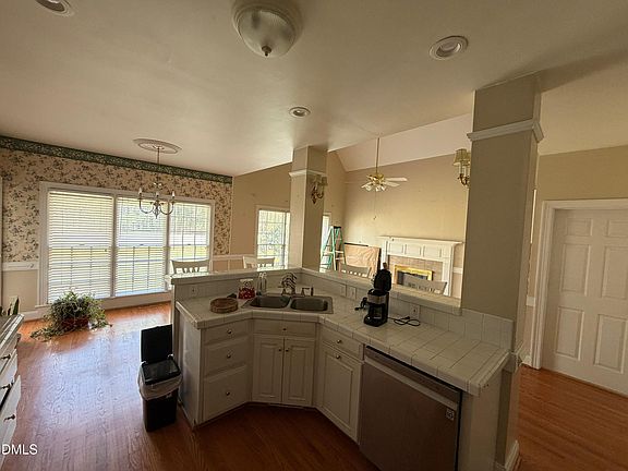 4th image of 449 Somerset Way