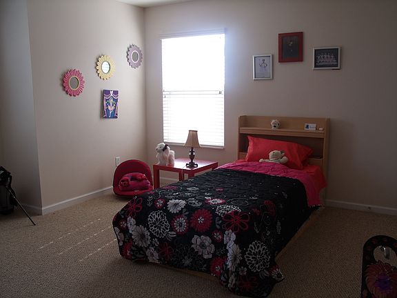 2nd bedroom w/walk-in closet