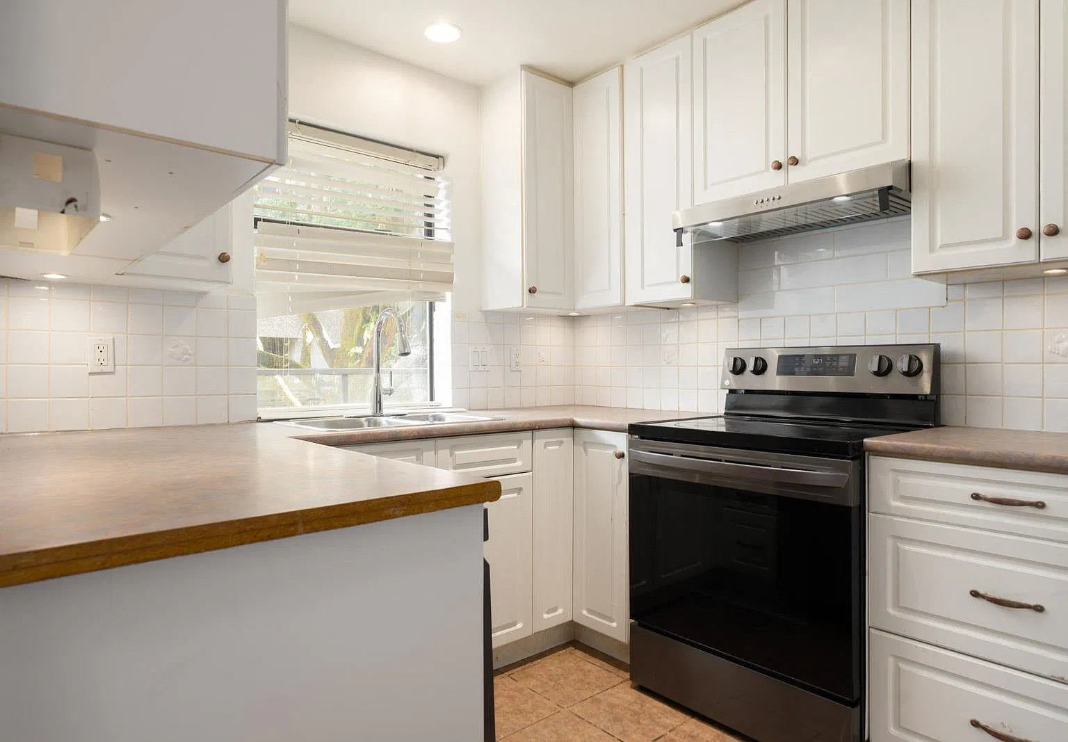 2 bed, 841 sqft, $2,400 — Photo 2