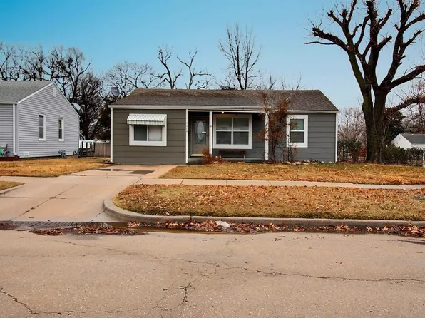 1074 S Silverdale Ct, Wichita, KS 67218