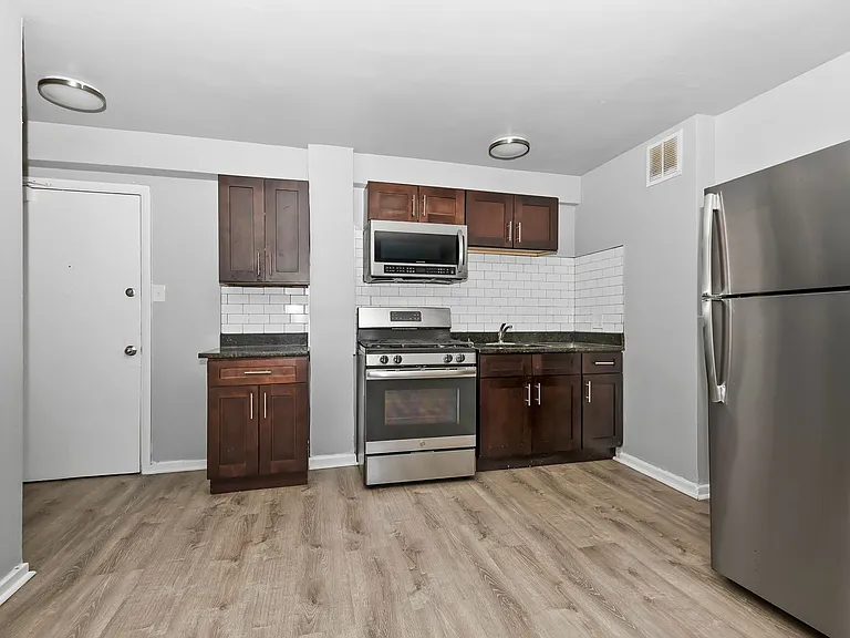 7200 Coles — Photo 1