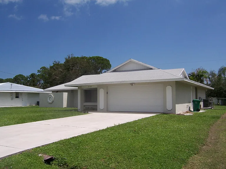 2163 SE Shelter Dr — Photo 2