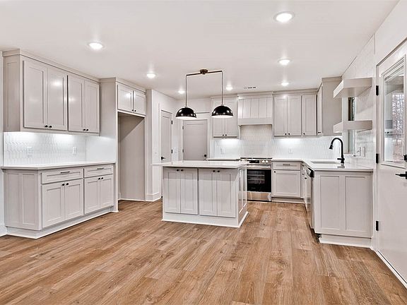3rd image of 94 Ayr Dr
