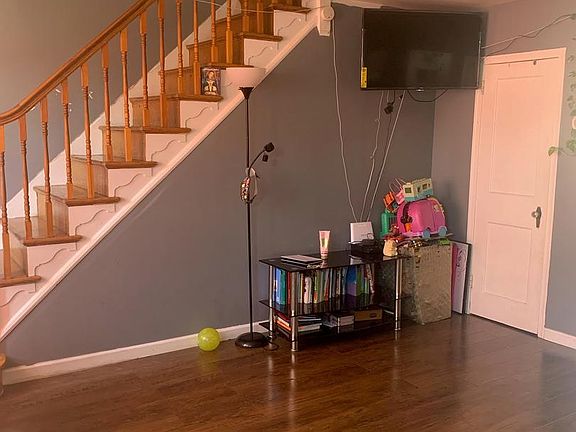 4th image of 1465 Creston St