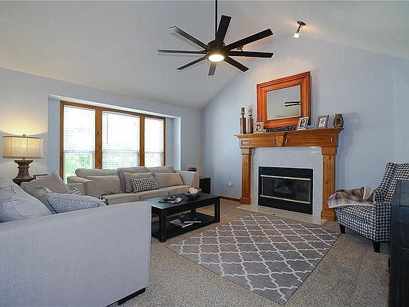3rd image of 629 Nelson Dr