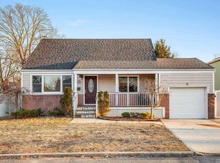 286 Heathcote Rd, Lindenhurst, NY 11757