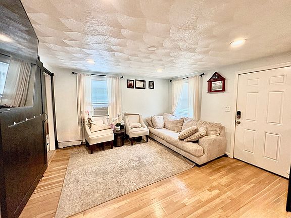5th image of 32 Grant St