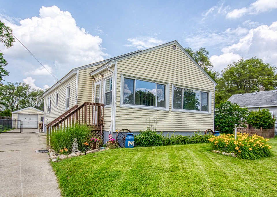 1st image of 23 Janet St SE