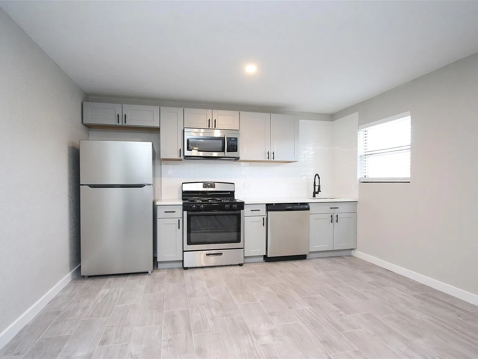2 bed, 1.0 bath, 825 sqft, $1,345 — Photo 2