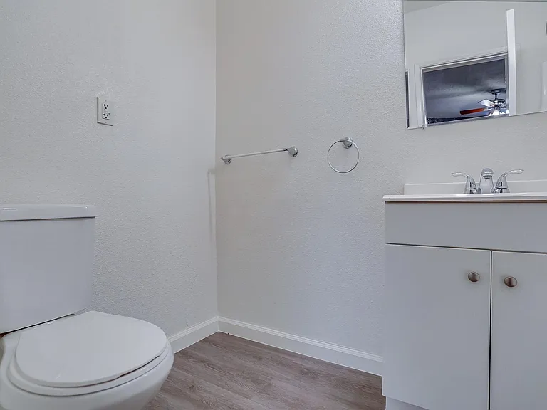 537 W Hyde Park Blvd — Photo 11