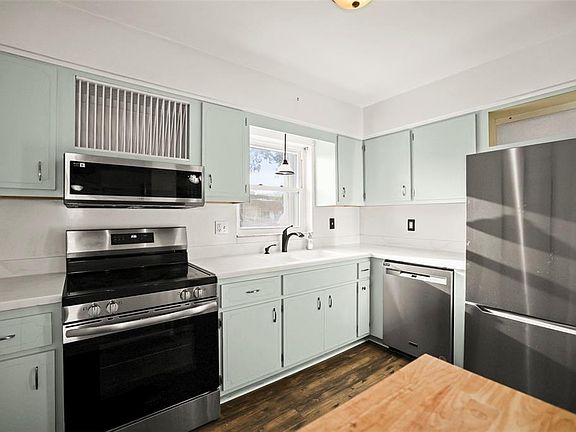 3rd image of 180 Sky Loch Dr W