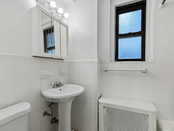 4th image of 237 E 20th St #Bb2