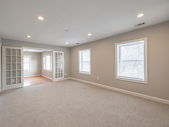4th image of 900 N Madison St #1