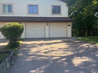 2506 Woodbridge St, Roseville, MN 55113