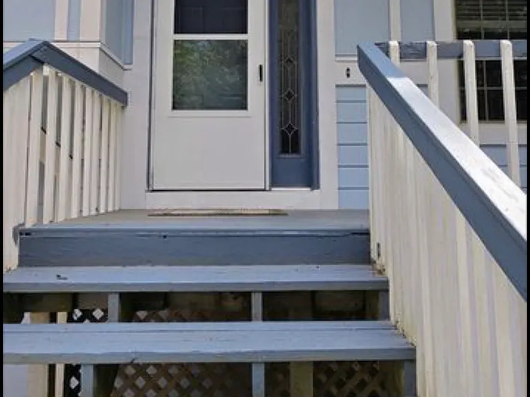 530 NW Carolyn Ln — Photo 2