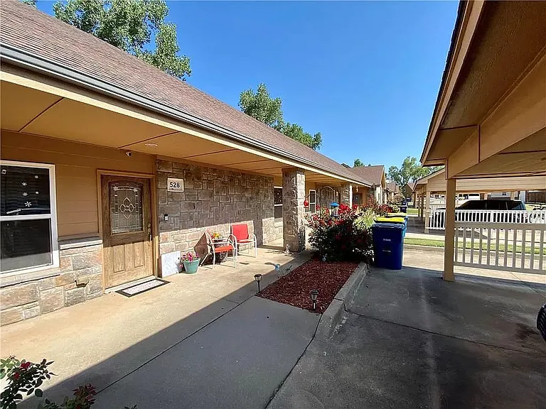 524 E Greenbriar Cir #524 — Photo 2