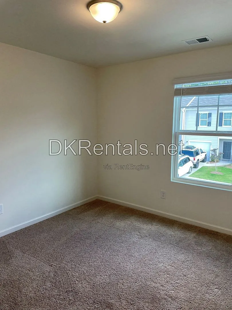 3 bed, 2.5 bath, 1421 sqft, $1,550 — Photo 4