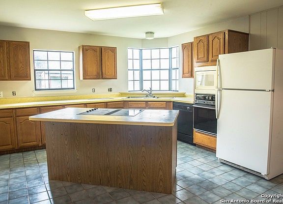 4th image of 1106 Chestnut Dr