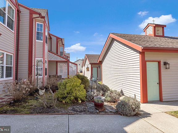 2nd image of 698 E Lakefront Cir #65
