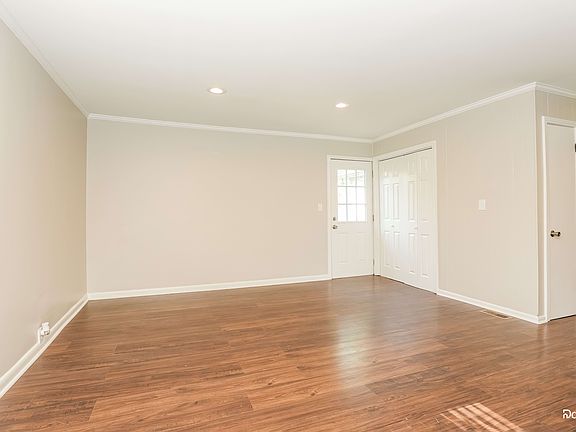 5th image of 203 Pleasant Dr