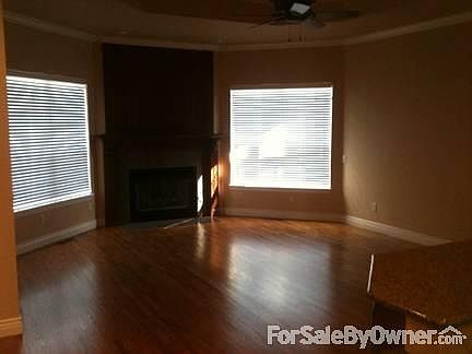 Living area
						:
						Windows view Landscaped backyard