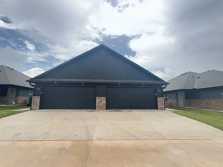 11511 University Dr — Photo 3