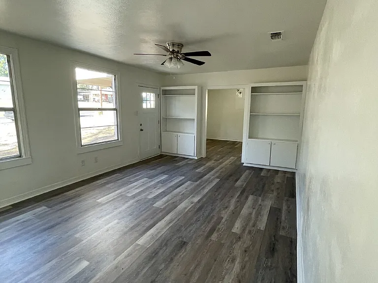 807 Kings Rd — Photo 2