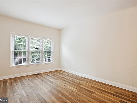 5th image of 4794 Gainsborough Dr