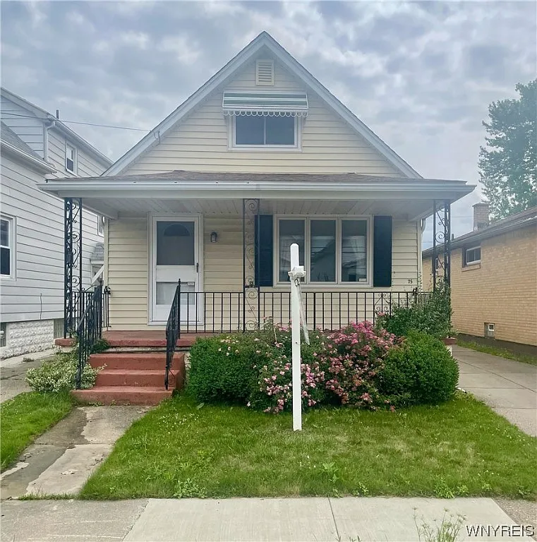 75 Wanda Ave photo 1