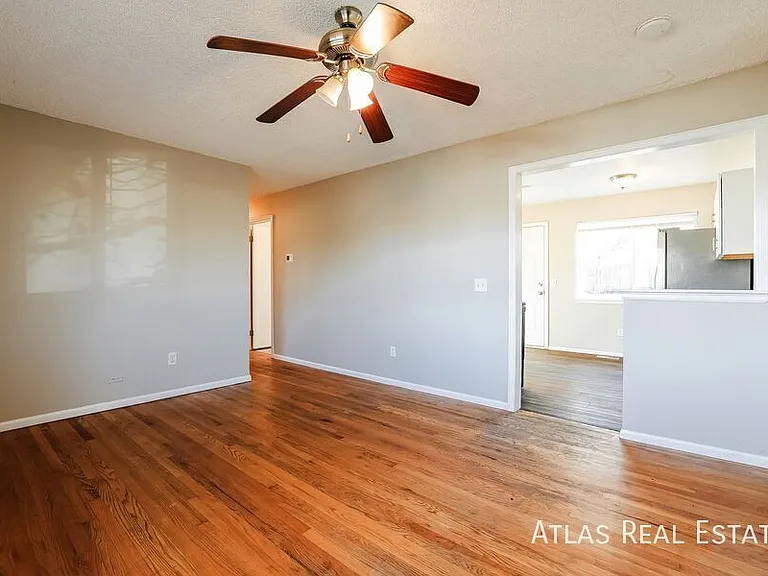 730 S Oakland St — Photo 4