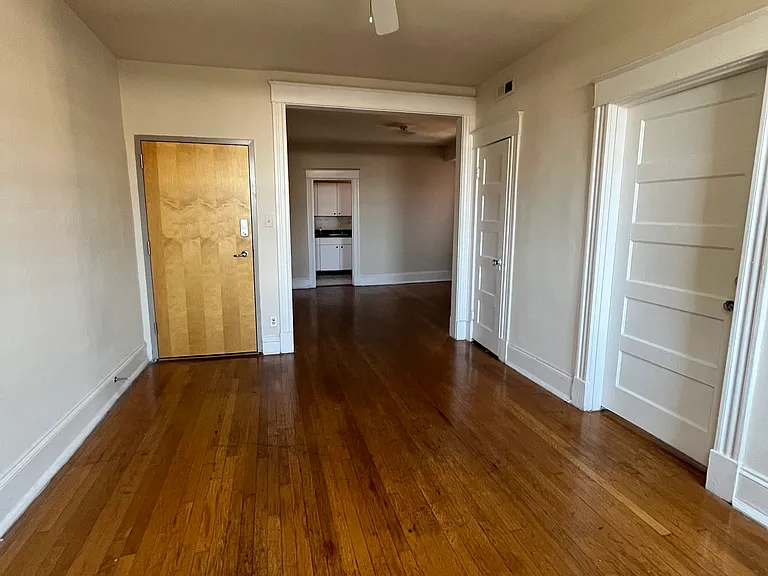 West Grace Apts — Photo 19