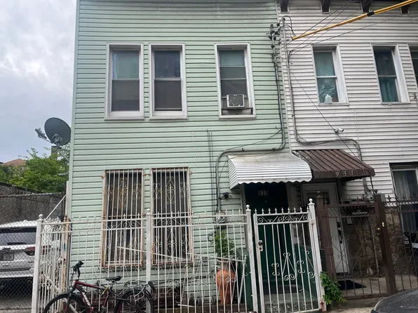 935 Rogers Pl, Bronx, NY 10459