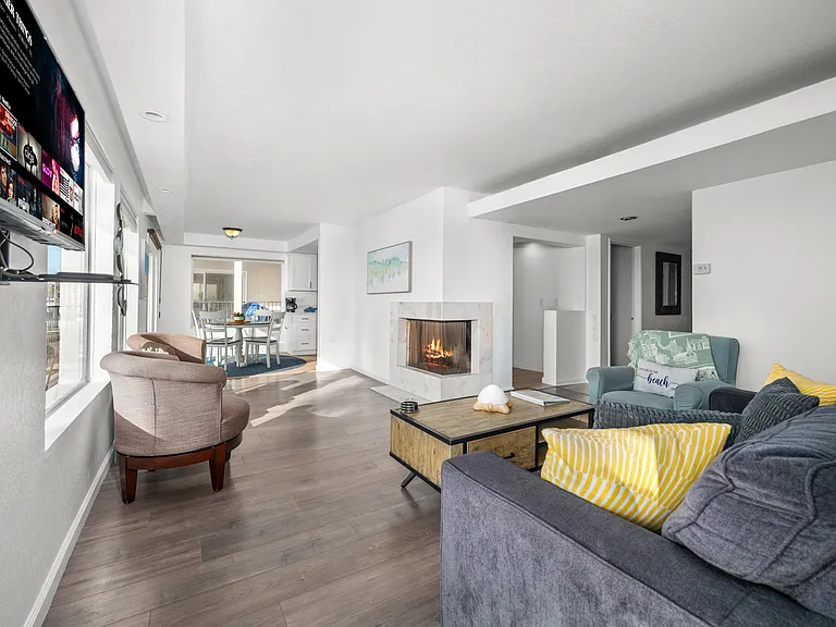 3810 Riviera Dr #2 — Photo 2