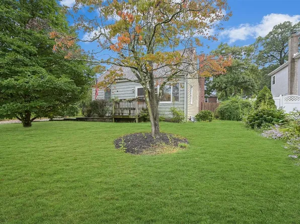 72 E 20th Street, Huntington Station, NY 11746