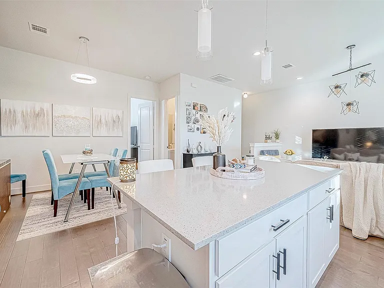 6021 Cypress St — Photo 3